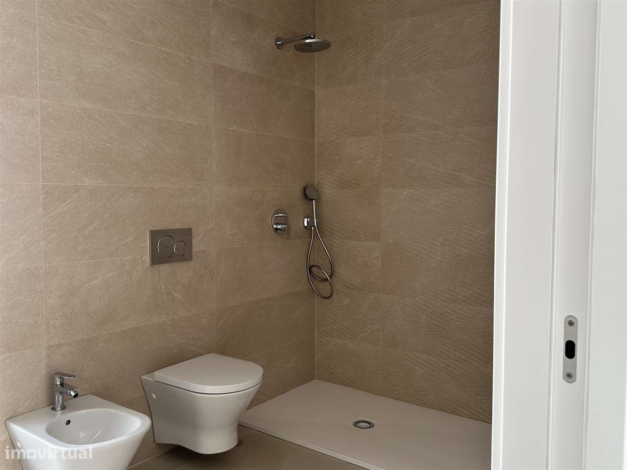 Moradia Unifamiliar de Luxo com Piscina e Jardim-40