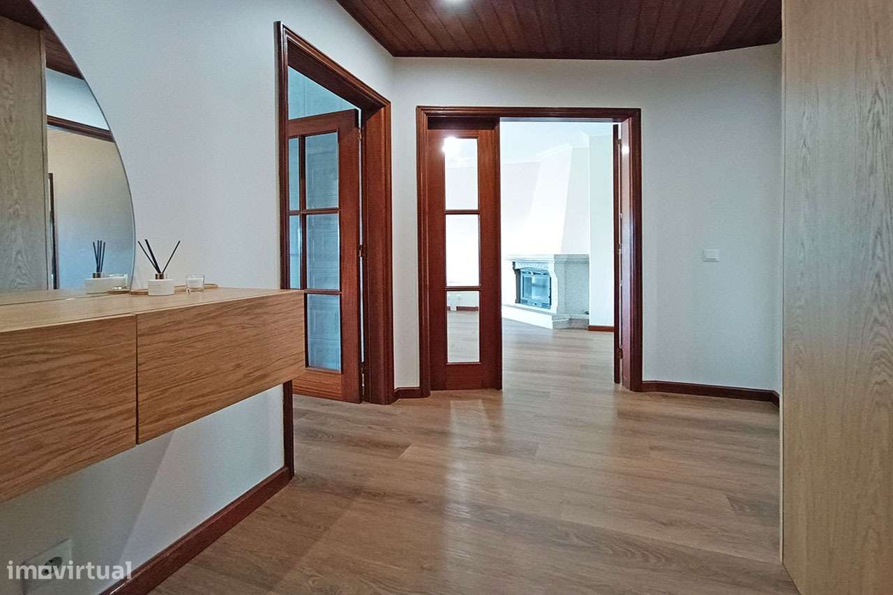 Apartamento T3 Renovado c/áreas generosas Paços de Brandão-7