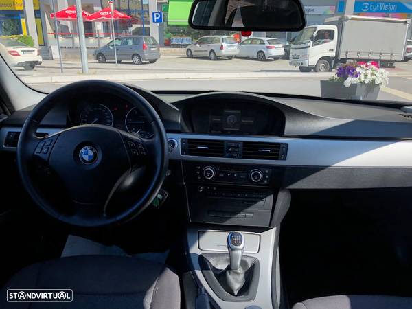 BMW 318 d Touring Dynamic - 13
