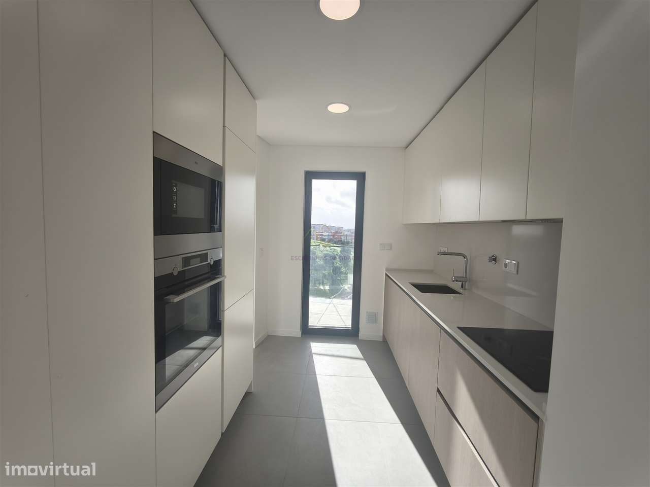 Elegância e Conforto em Carnaxide: T2 com Varandas, 2 Lugares de Garag-11