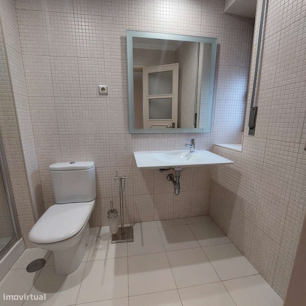 Apartamento T4 com 3 casas de banho e garagem-22
