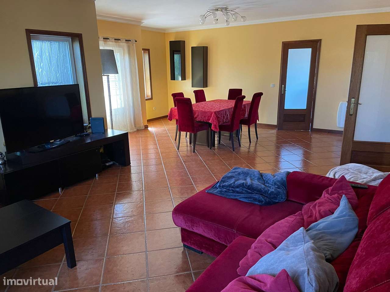 Moradia de 4 frentes com painéis solares, T4, piscina, cave e jardim - Grande imagem: 5/27