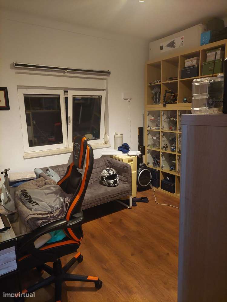 Andar de moradia rés-do-chão com excelente espaço exterior.-12