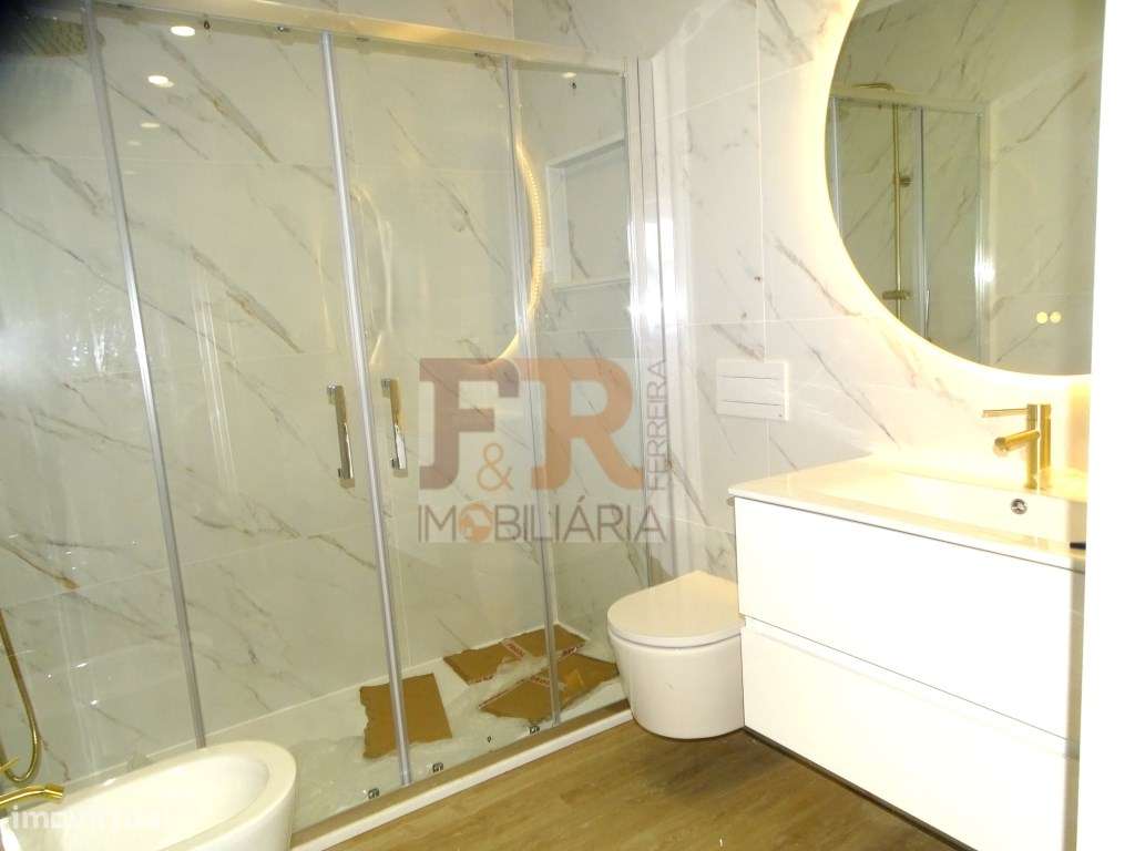 Moradia Geminada Triplex T3+1 com Cave Fernão Ferro-13