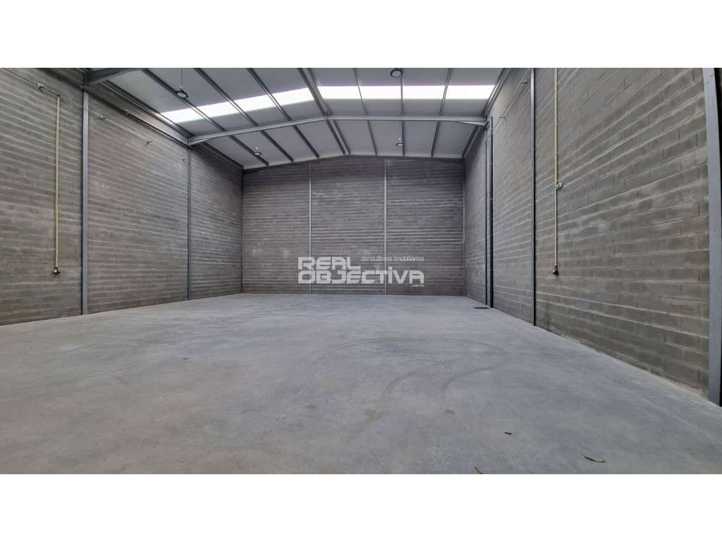 Armazém com elevado pé direito na Maia - Grande imagem: 4/11