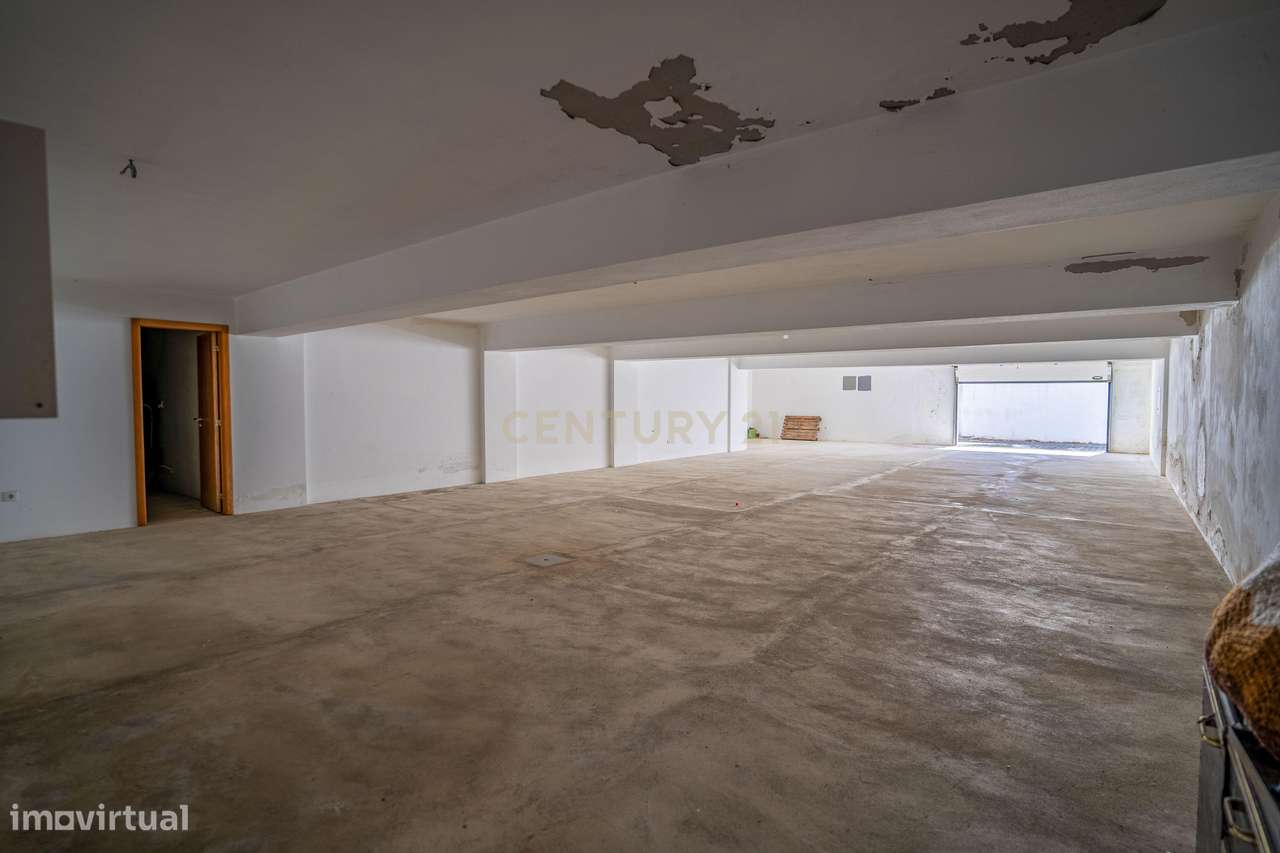 Moradia T6, localizada numa das zonas mais valorizadas do Oeste-26