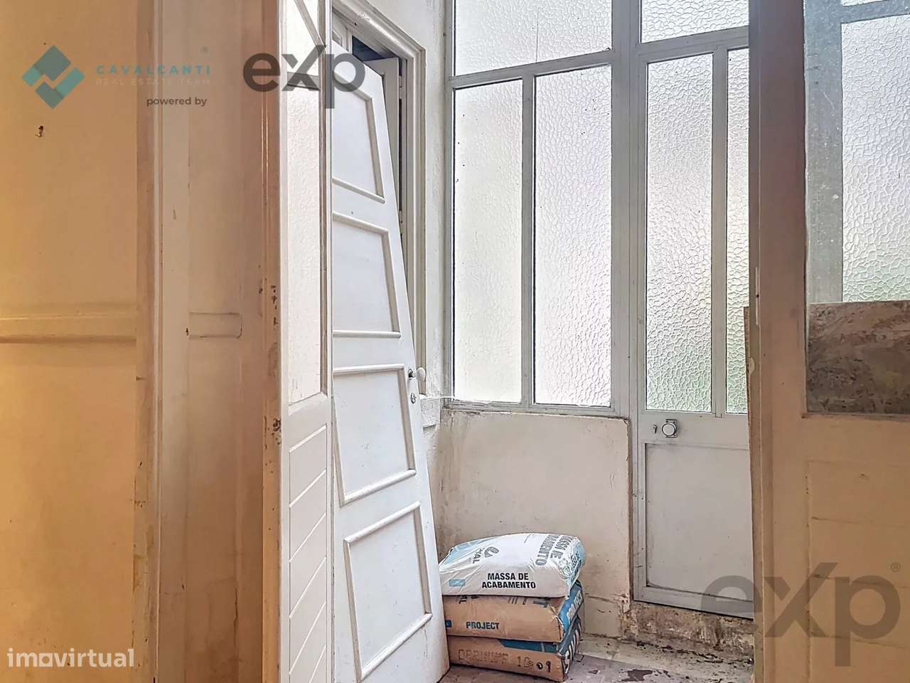 T3 com charme e logradouro Para Remodelar – Lisboa-24