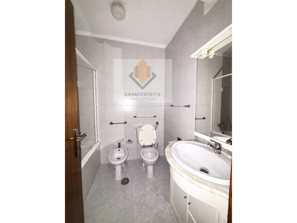 Apartamento T2 com Varanda Fechada e Lugar de Garagem - Junto ao El...-12