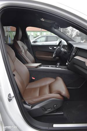 Volvo XC 60 B4 D AWD Geartronic Momentum Pro - 32