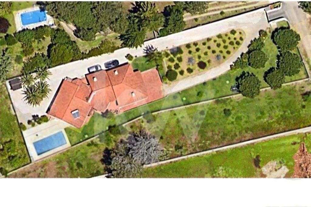 Moradia Térrea de 7 assoalhadas, 4 suites, piscina e jardim com 2000 m - Grande imagem: 2/42