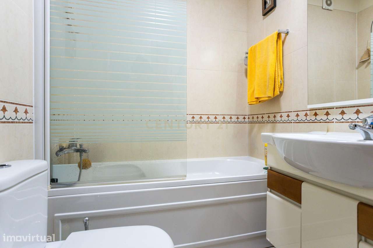 Apartamento T2 na Ribeirada com Garagem e Arrecadação-17