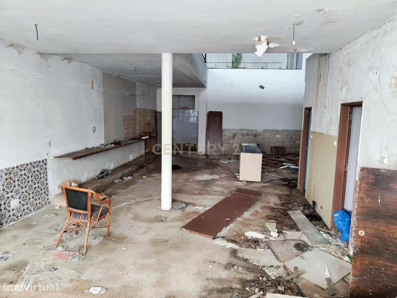 Prédio de 3 pisos de uso misto, zona ribeirinha, zona ARU.-28