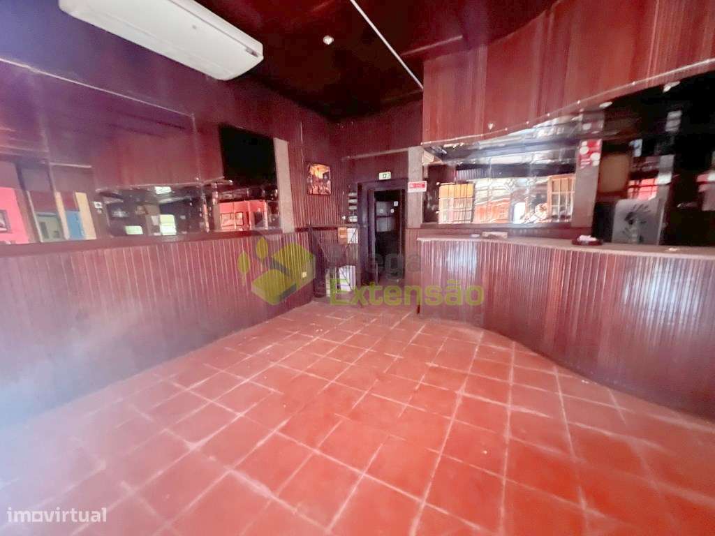 Antigo bar, para recuperar, perto de Alcoentre - junto à A1, com lo...-12