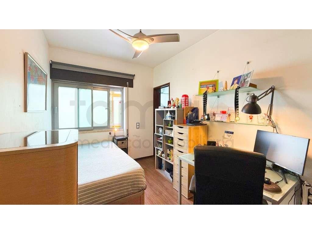 Apartamento T4 em Miraflores-35