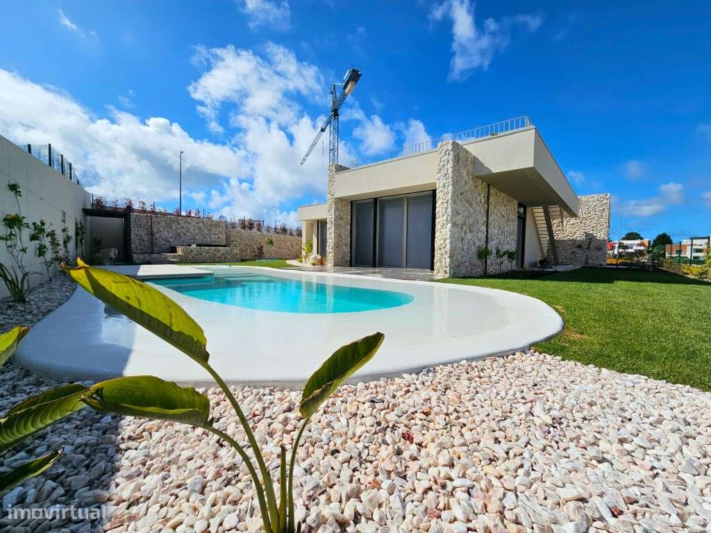 Moradia De Excelencia Em Fase Final De Construcao Junto A Lagoa De