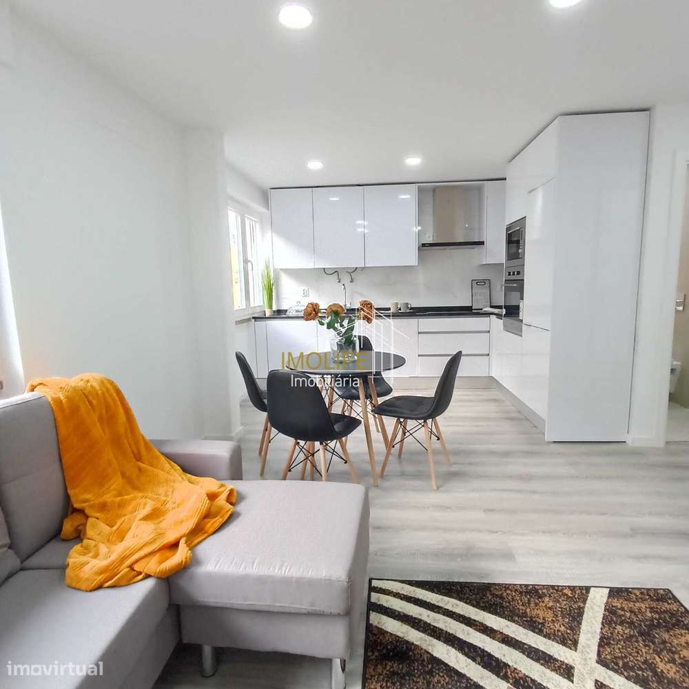 Simpático apartamento T3 com Varanda em Benfica.-11