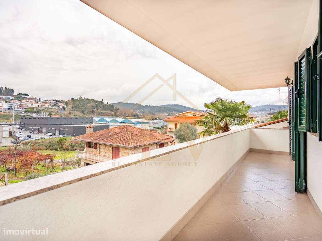 Moradia T4 em Aldão-36