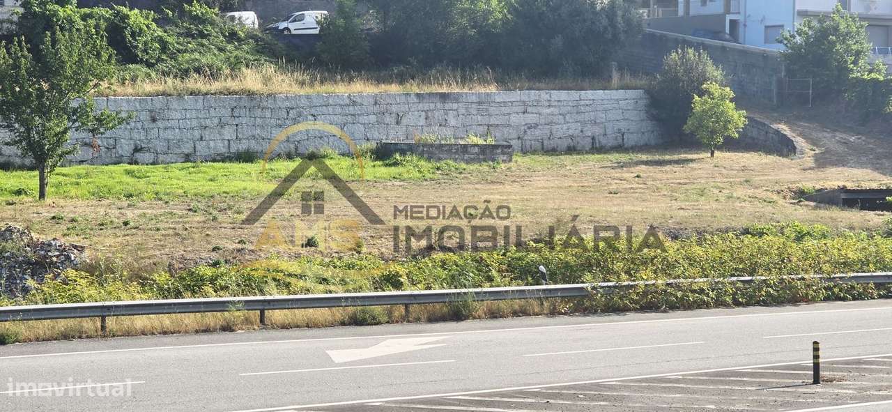 Moradia para restauro e terreno industrial com mais de 4000m²-9
