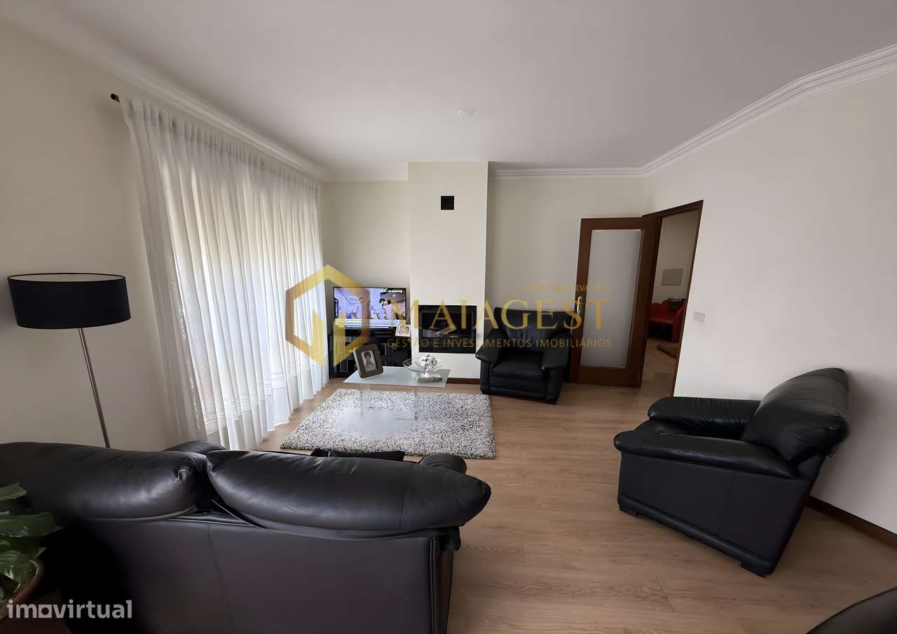 Apartamento T2 Renovado na Madalena com Garagem e Arrumos-5