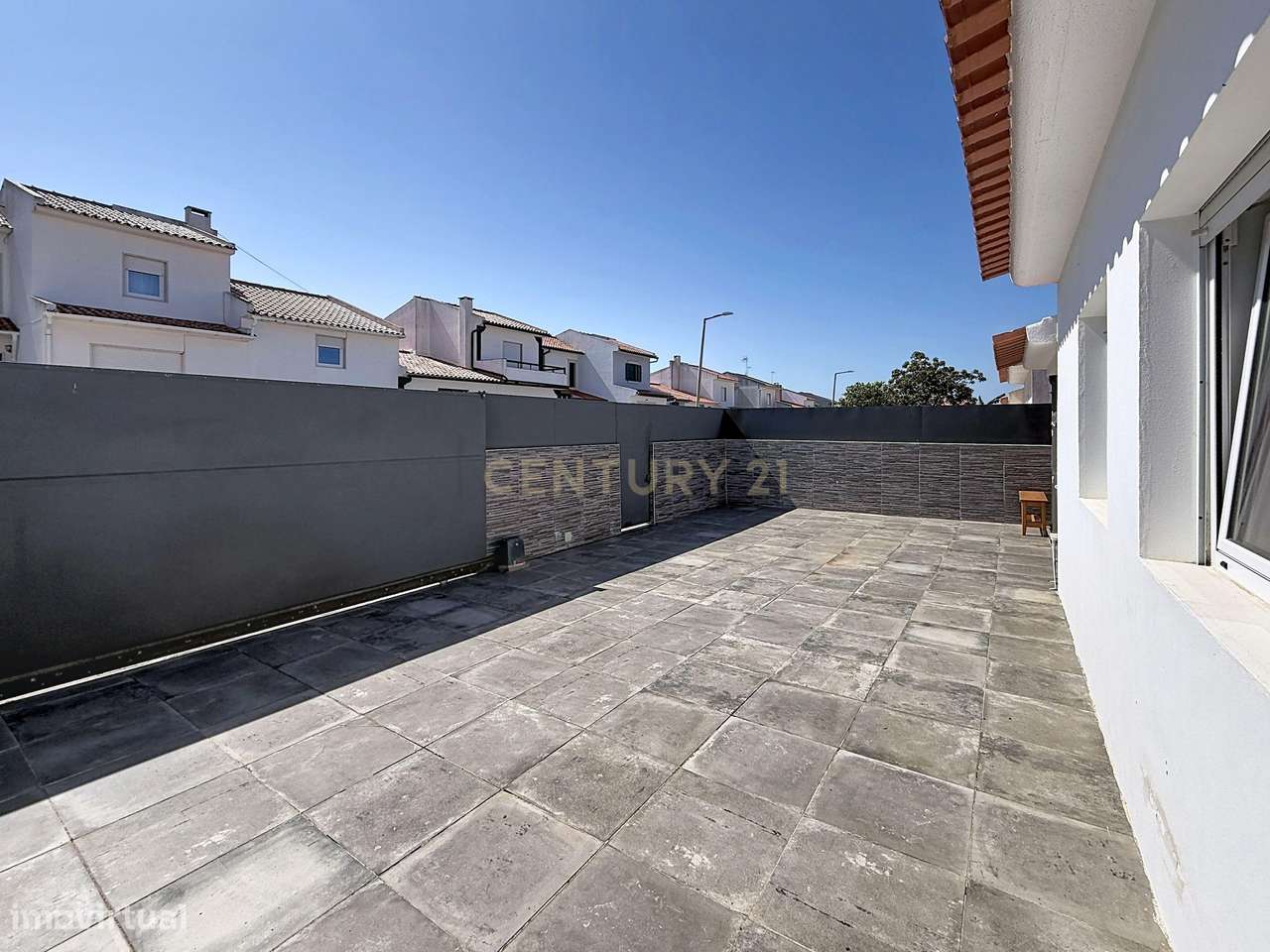 Moradia T3 Térrea Renovada à Venda na Nazaré | Quintal | Suite | Pront-46