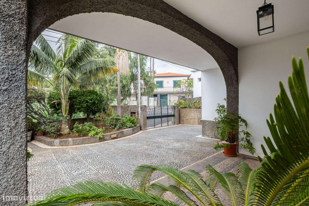 Moradia T2 Remodelada em Câmara de Lobos com Vista para o Pôr do Sol-9