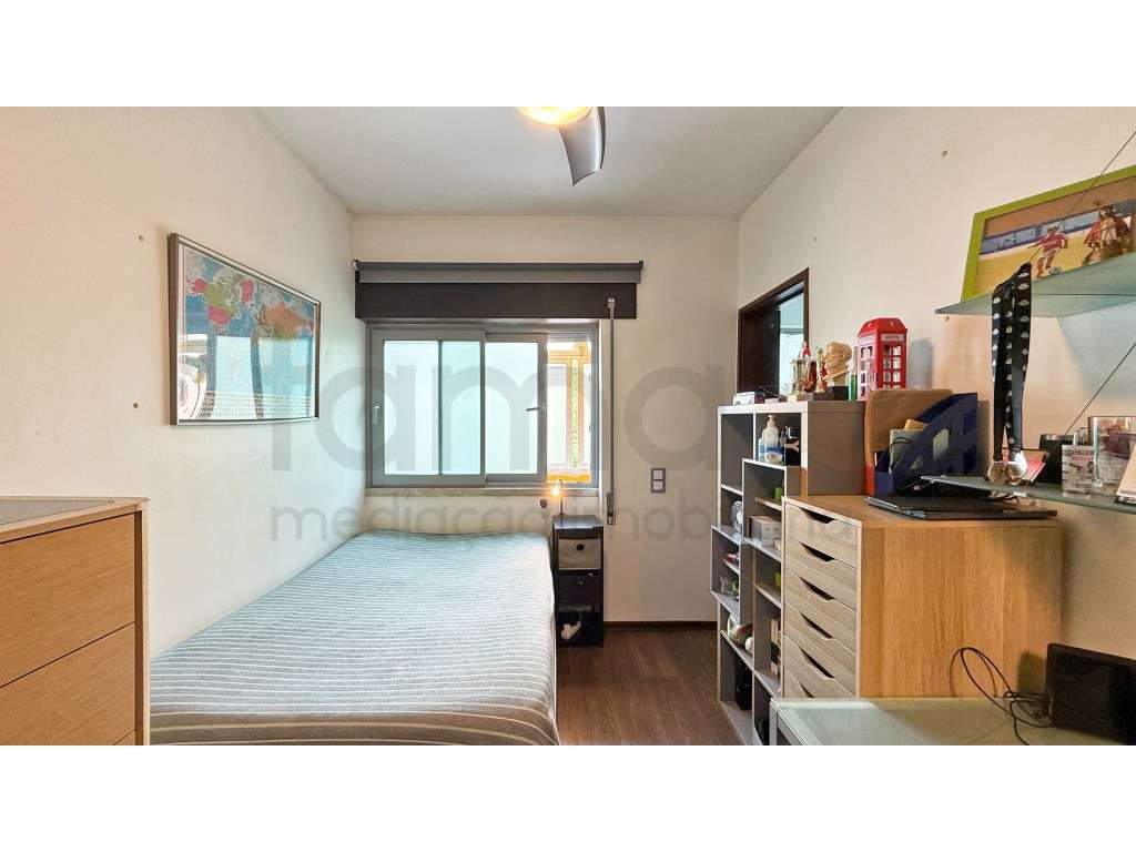 Apartamento T4 em Miraflores-38