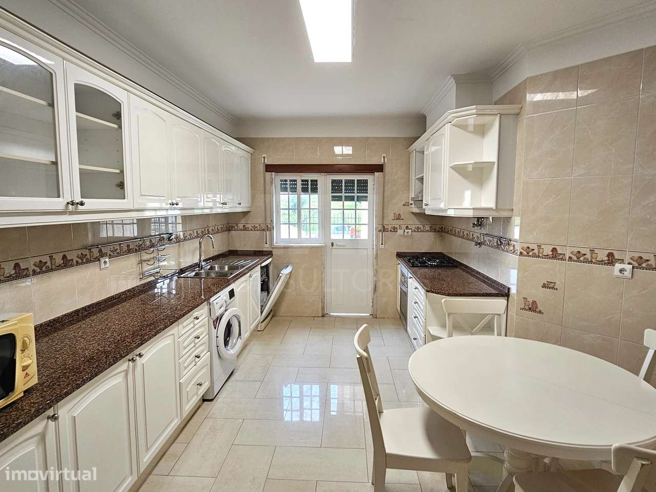 Moradia Geminada V4 com Logradouro e Estacionamento em Leceia - Oeiras - Grande imagem: 3/43