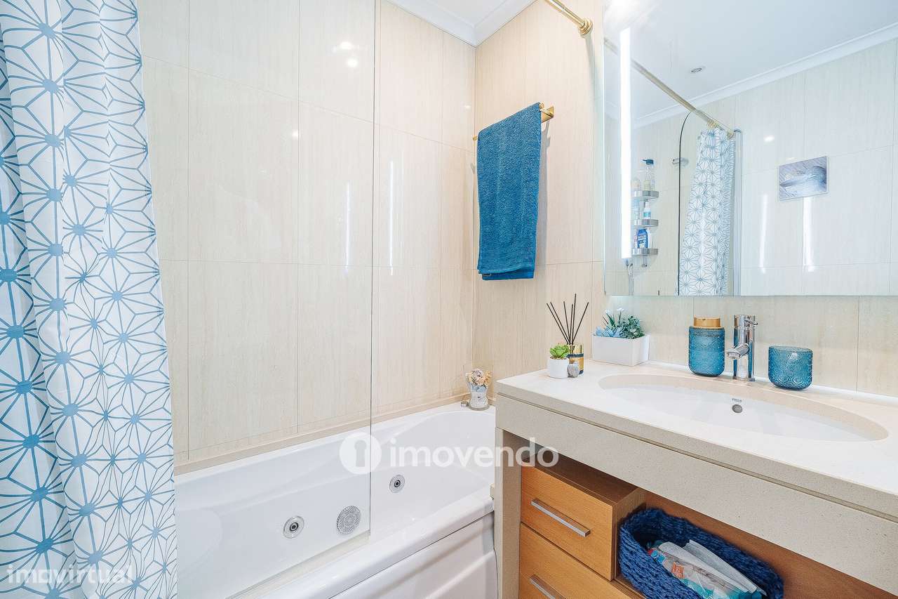 Apartamento T2 moderno, com garagem e varanda enorme, na Malvarosa-38