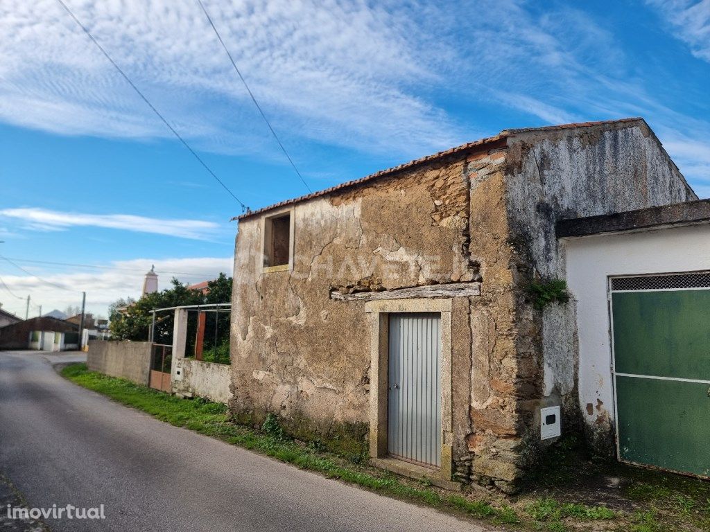 Casa antiga geminada para reconstruir, situada a 9km da C...