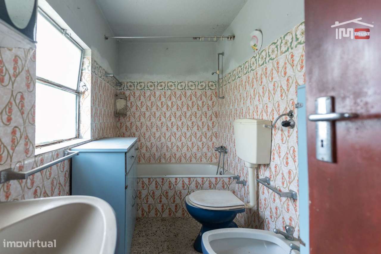 Moradia T3 para recuperar em Vale Travesso, Ourém-14