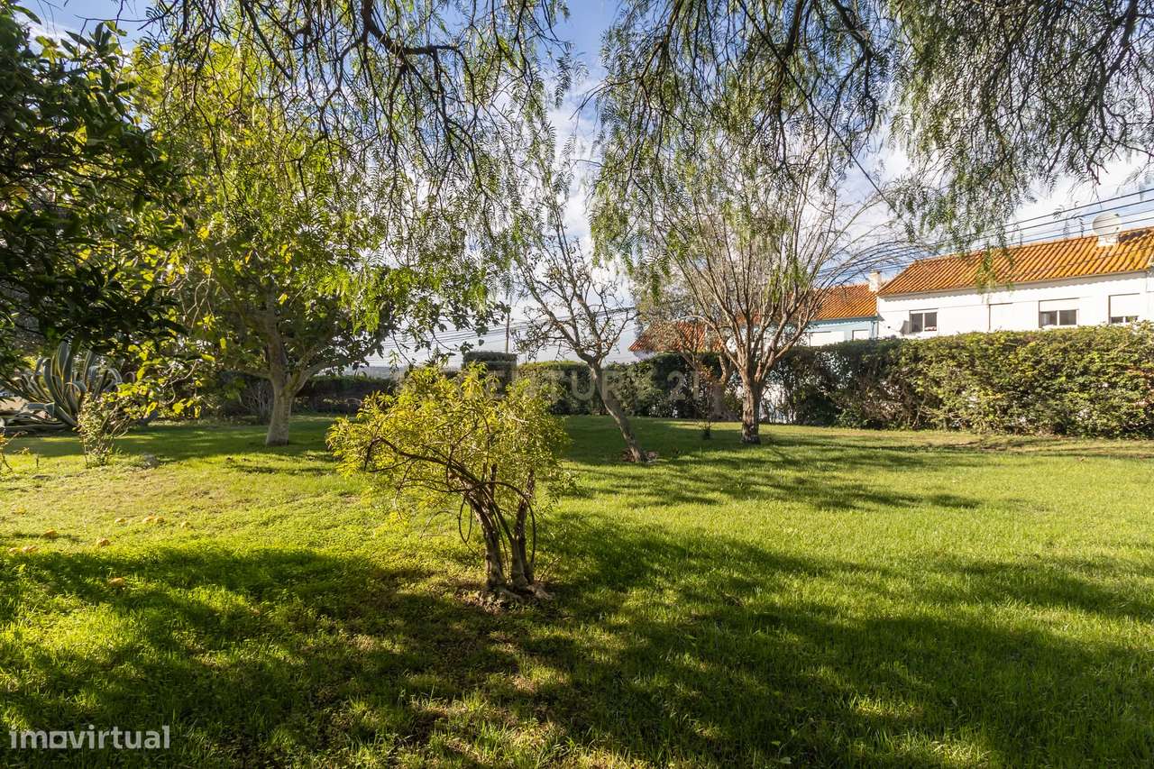 Moradia com construções de apoio, piscina e localização priviligiada-53