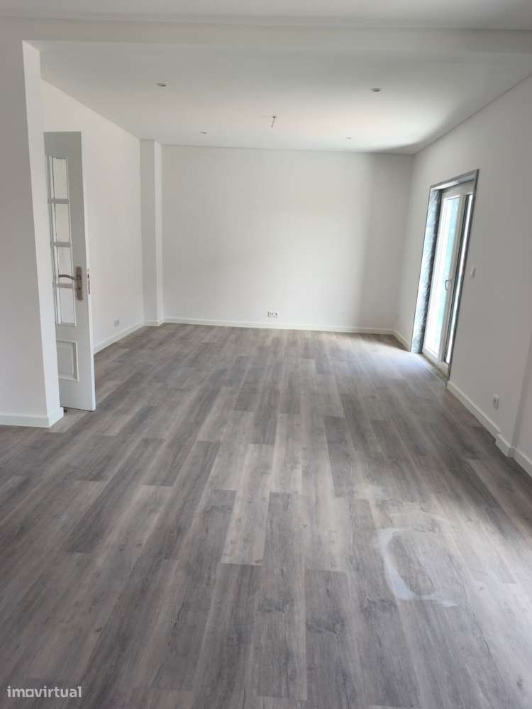 Andar de Moradia T2  Cave com 93m2-7