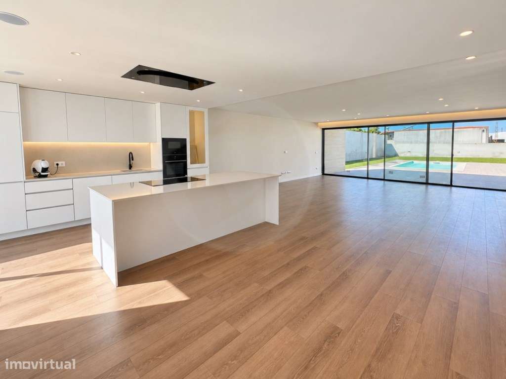 Moradia T3+1 de Luxo com Piscina-1