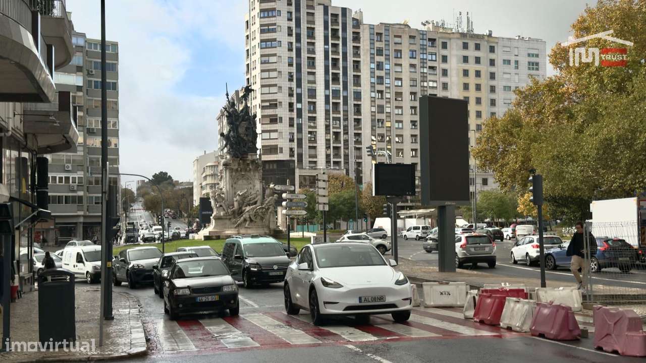 Fantástica Loja 3 Pisos Situada junto à Rotunda do Campo Grande - E... - Grande imagem: 3/35