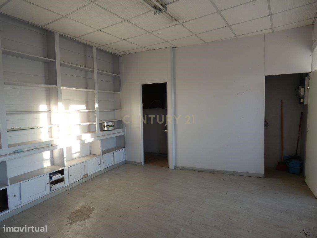 MONTEMOR-O-NOVO - Moradia que carece de obras.-6