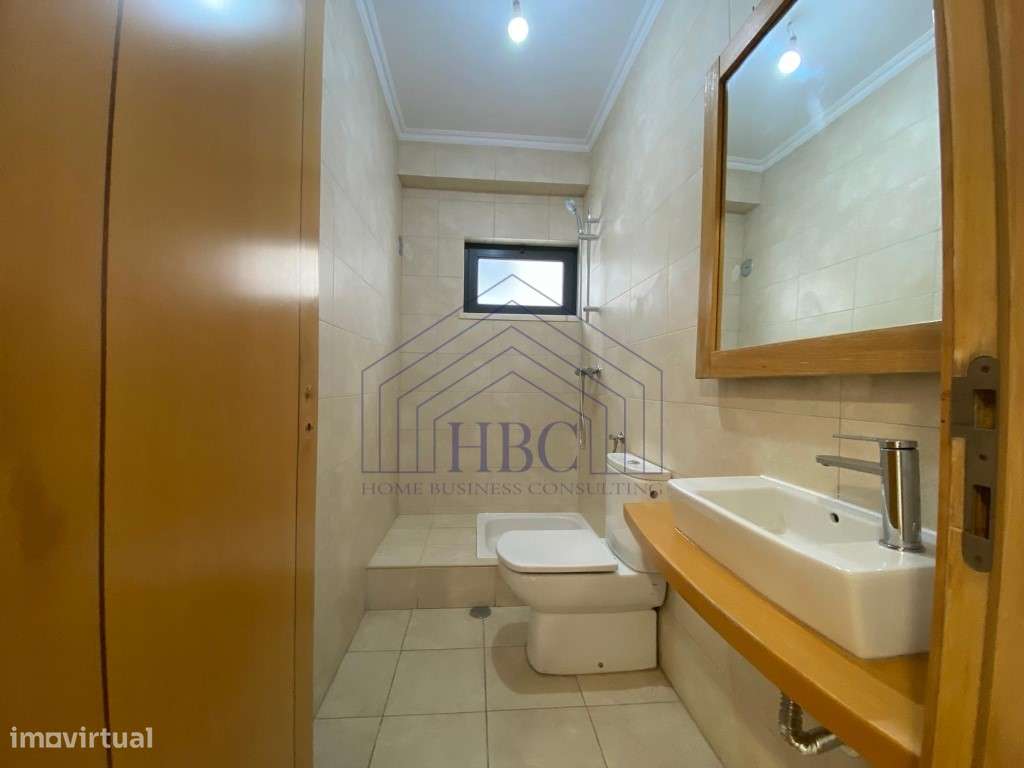 Moradia T5 Moderna e Remodelada no Feijó - Espaço, Conforto e Exclu...-18