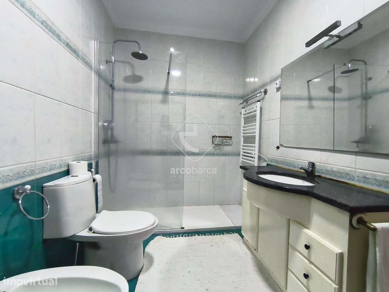 Moradia T3 terreno de 1.500 m2, apartº T1 independente e licença de AL-21