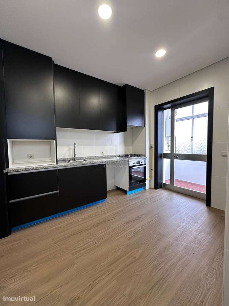 Apartamento T3 totalmente renovado no centro de Rio Tinto-0