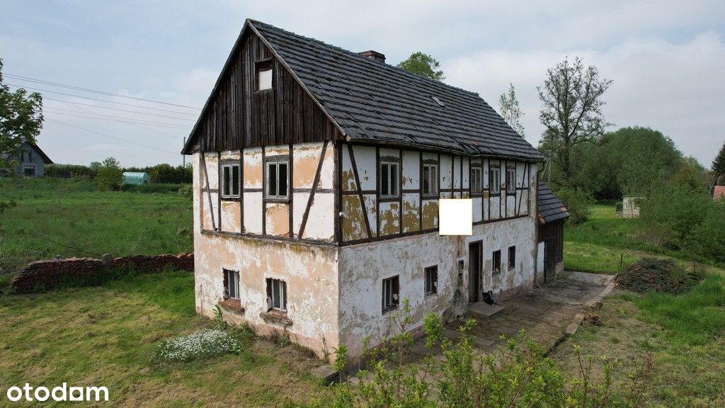 Mały dom z murem pruskim w spokojnej wiosce.