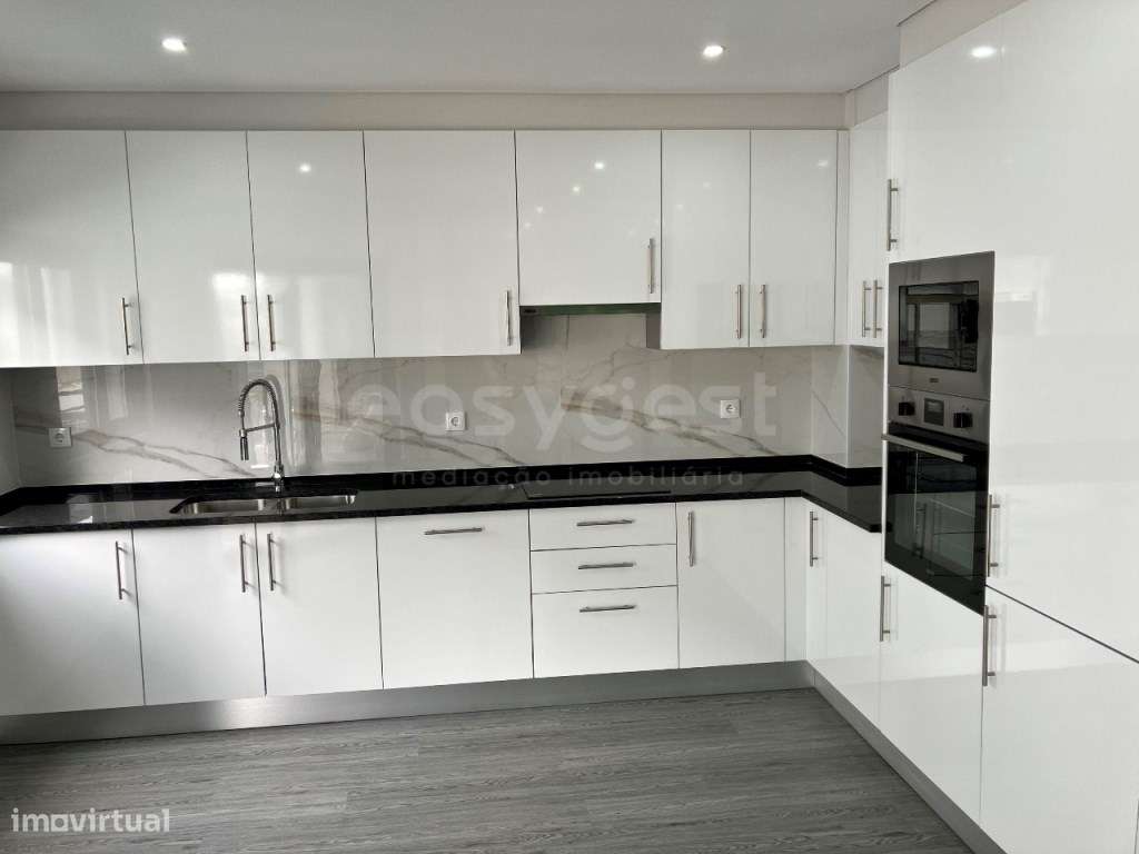 Apartamento T4 com Garagem, Piscina e 2 Varandas em Olhão - Grande imagem: 5/33