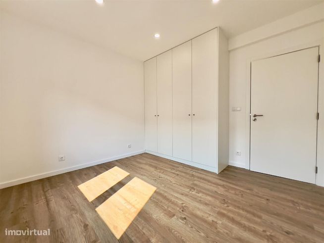 Apartamento T4 com garagem em zona da Guarda Inglesa, Santa Clara-5