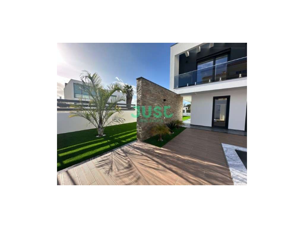 Moradia isolada, T4 com 3 suítes e piscina em Azeitão, PRONTA A HAB... - Grande imagem: 4/42