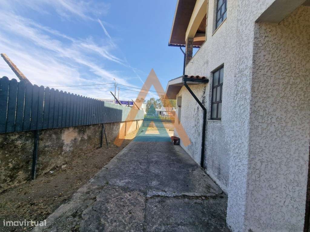Excecional casa com 3 pisos e anexos, amplos espaços, possibilidade...-26