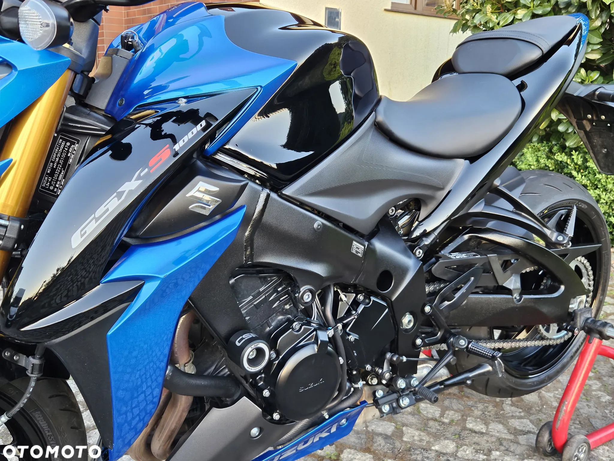 Suzuki GSX - 27