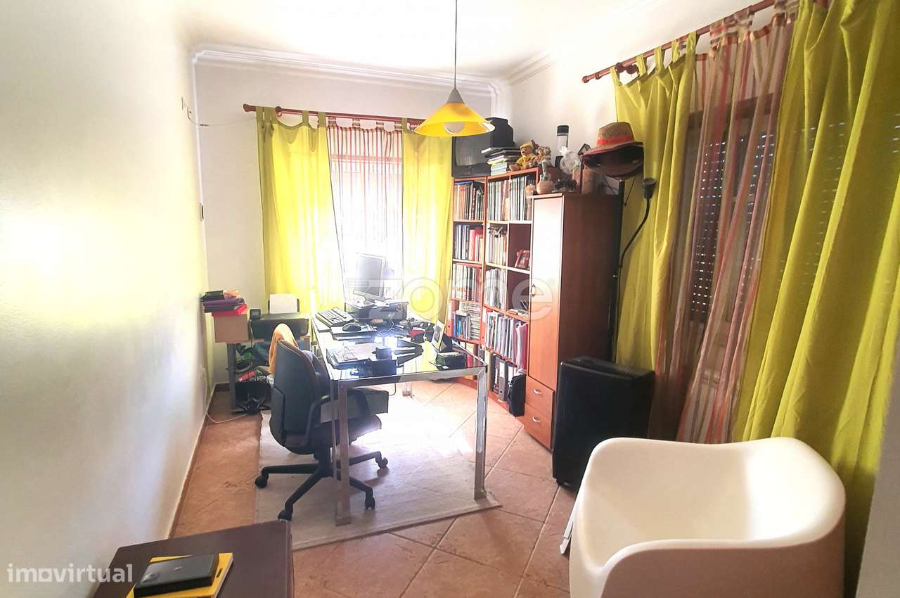 Moradia Isolada com piscina e bastante soalheira-11