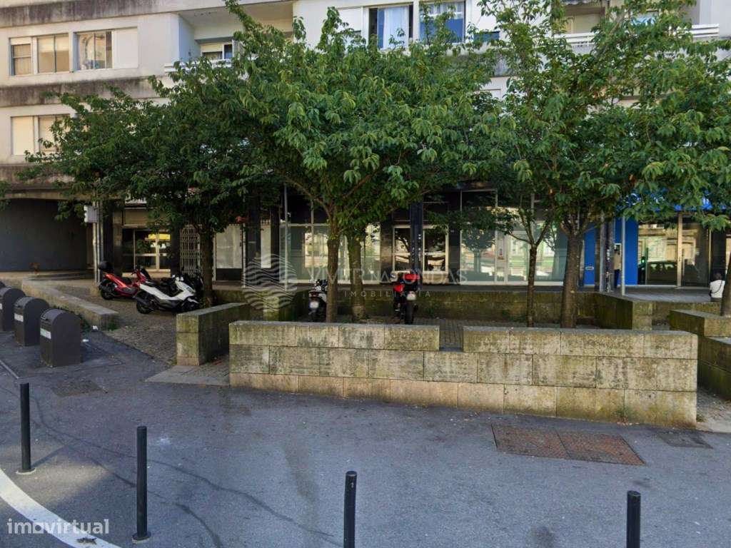 Loja de Grande Dimensão com Montra | Centro do Porto | Elevada Visi... - Grande imagem: 2/21
