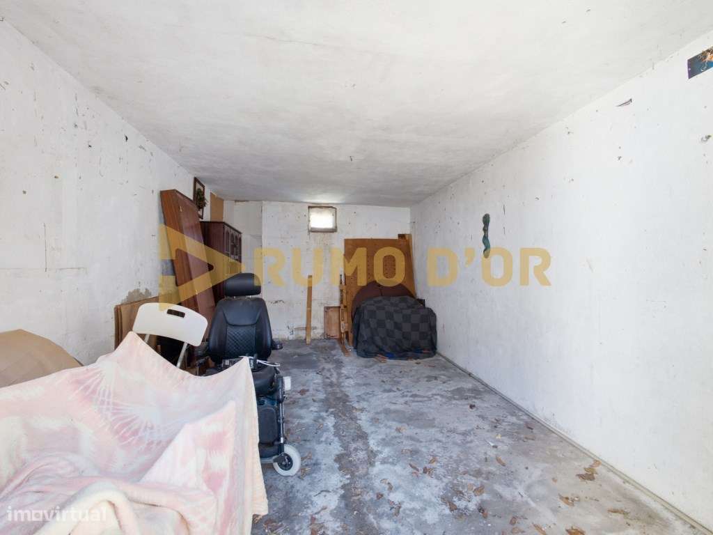 Quinta com 3 moradias e 3 garagens em Abrigada-24