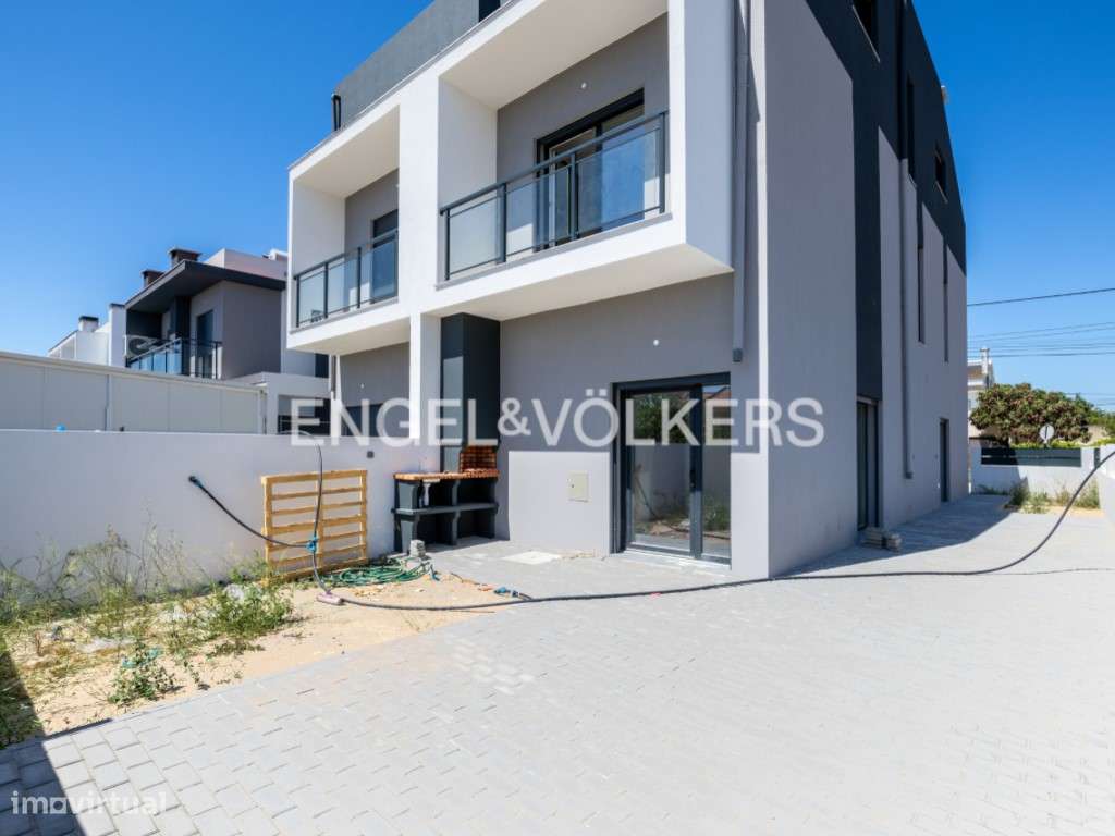Moradia Geminada T4 Triplex em Fernão Ferro-36