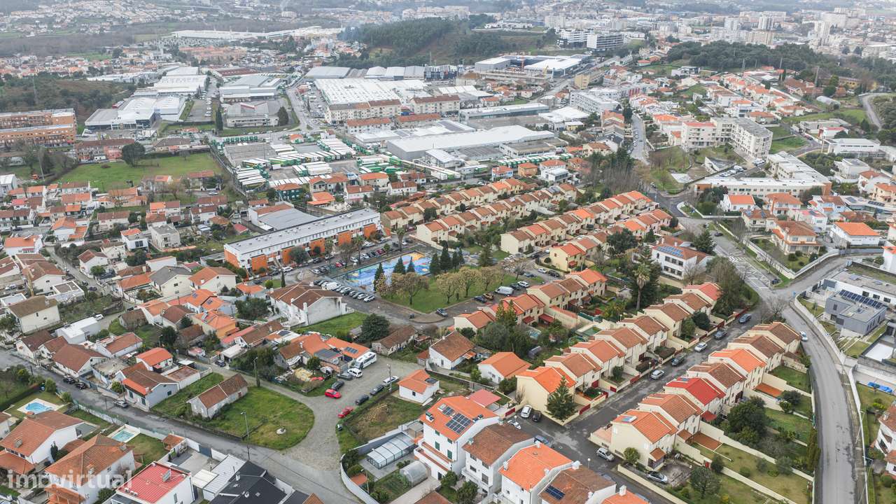 Moradia T4 de gaveto em Nogueira-46