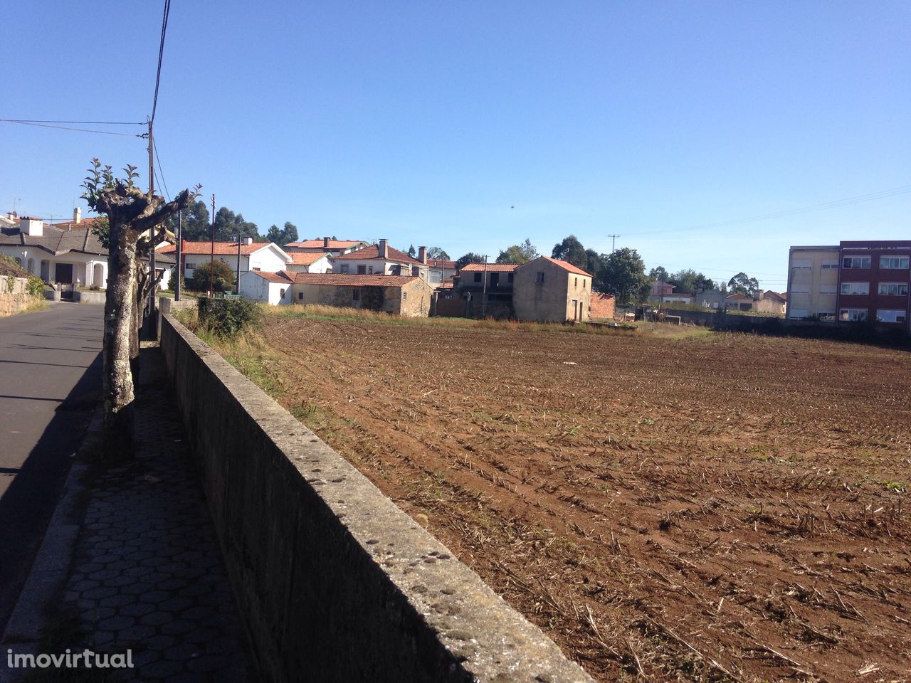 Terreno murado 2100m2 - Souto - Santa Maria da Feira